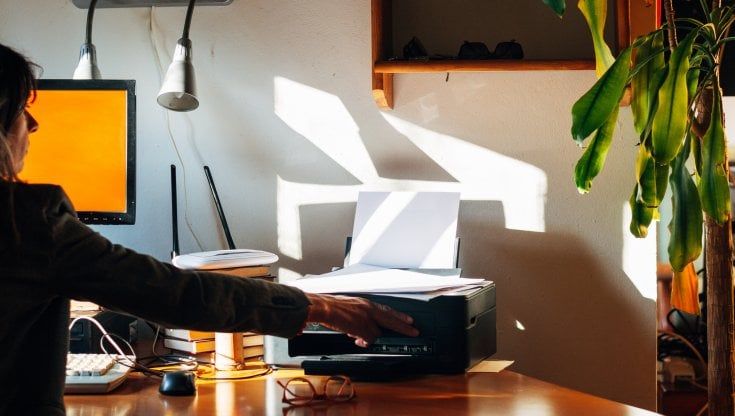 Gli italiani comprano più carta e meno stampanti