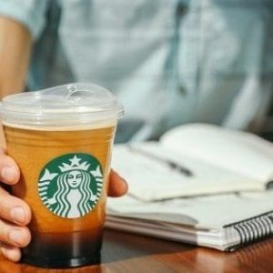 Starbucks, un documentario svizzero svela il lato amaro del gigante delle caffetterie