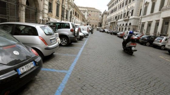 Reggio Emilia, parcheggia usando il pass di un disabile deceduto