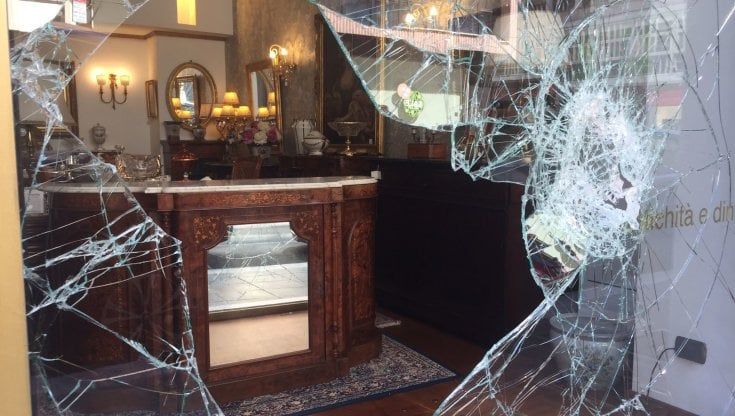Bari, nuova "spaccata" in centro: furto da seimila euro a un negozio d'antiquariato in via Melo 