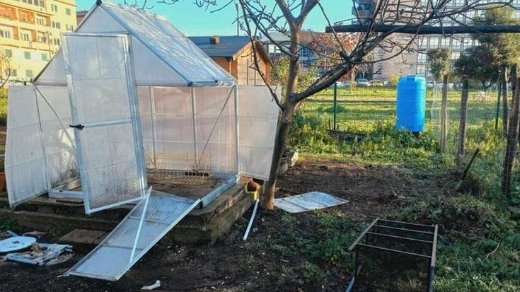 Raid neofascista alla Garbatella, distrutta casetta degli orti urbani al grido di “Duce, duce”