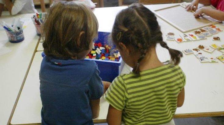 Bambini chiusi al buio per punirli, maestra a processo a Bari: “La chiamava la stanza di don Oronzo”