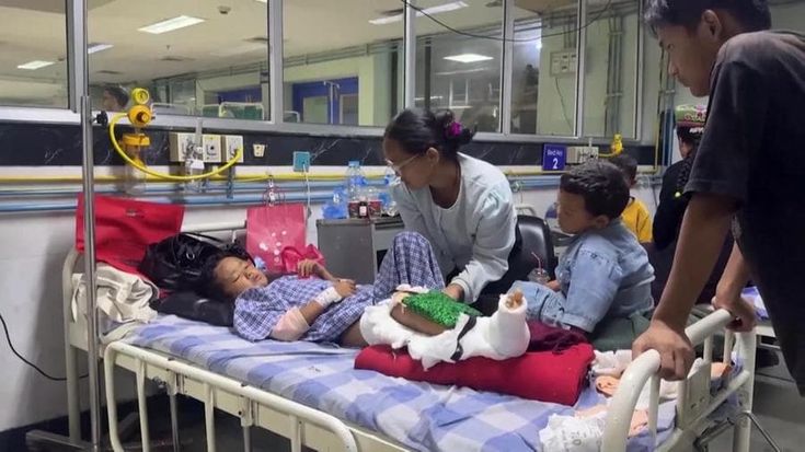Nepal, a 8 anni si salva dall'alluvione arrampicandosi sugli alberi: l'incontro con la madre