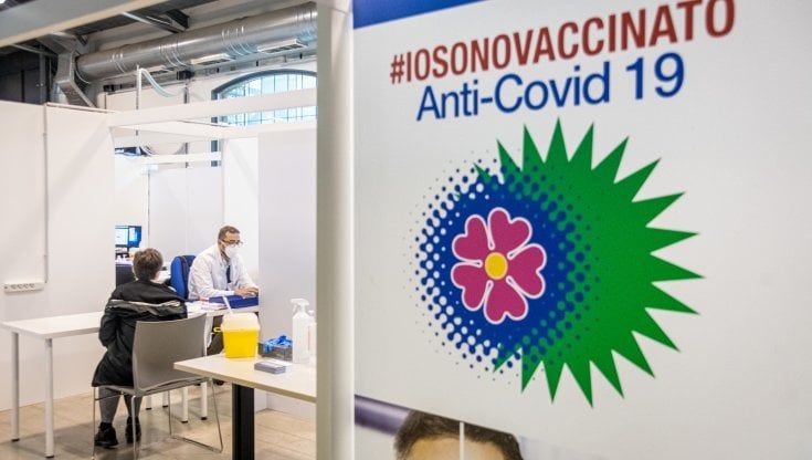 Vaccino Covid, a Sesto San Giovanni hub aperto anche di notte. Bertolaso: "Zona arancione è rischio"