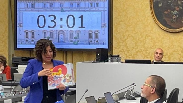 Nuove regole per nominare i direttori della Regione. L’opposizione lascia l’aula