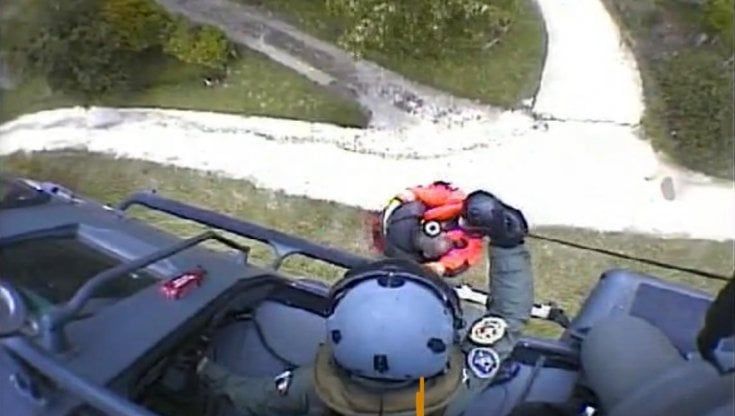 "Si sbracciavano al buio dai tetti e chiedevano aiuto. Così abbiamo salvato oltre 300 persone. Anche un neonato di 6 mesi". Parla l'angelo del volo Gianluca Terrenzi 