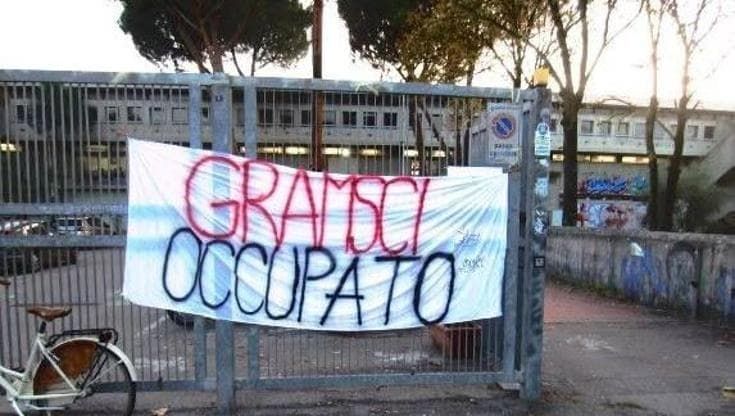 Scuola: occupato il liceo scientifico Gramsci, caos davanti al tecnico Da Vinci
