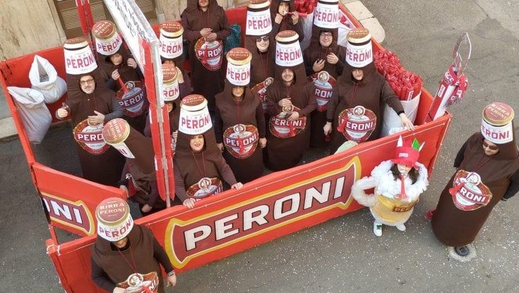 Carnevale, il 'gruppo Peroni' sbanca sui social: un gruppo di amici si veste da cassa di birra e la foto è virale