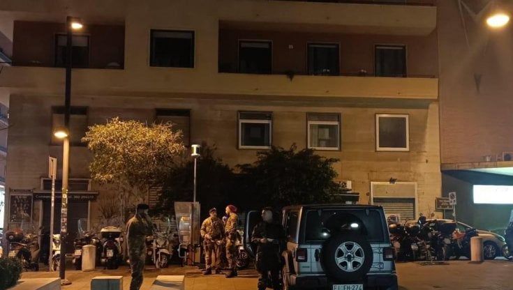 Movida, tornano i soldati nelle strade: presidio fisso davanti al liceo Umberto