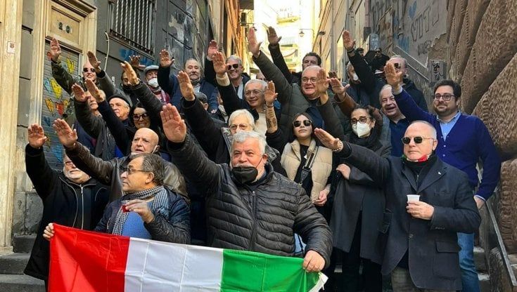 Napoli, sorrisi, brindisi e saluto fascista: in posa col braccio teso dirigenti, militanti e candidati di Fdi