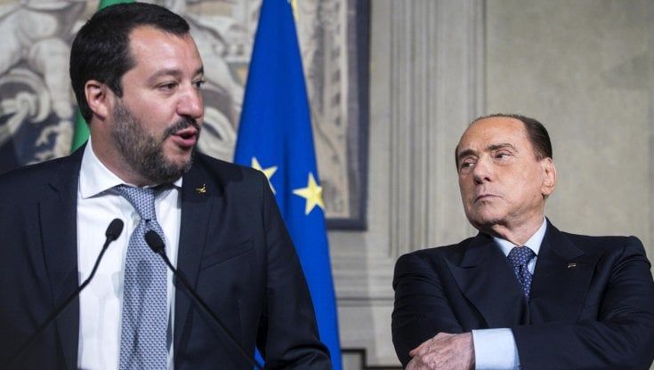 Salvini attacca: "Un pezzo di FI pensa agli inciuci". Berlusconi: "Senza di noi destra isolata e perdente". E tre azzurri passano alla Lega