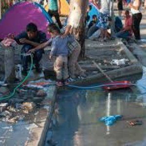 Grecia, nell'inferno di Lesbos dove i migranti aspettano anche 10 giorni prima di essere registrati 