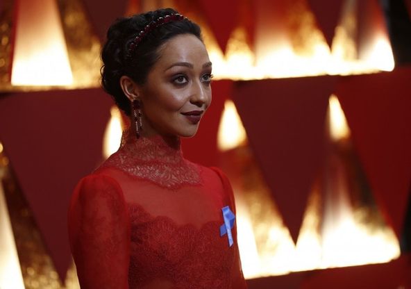 Oscar 2017, da Ruth Negga alla top model Karlie Kloss: il fiocco blu per i diritti civili