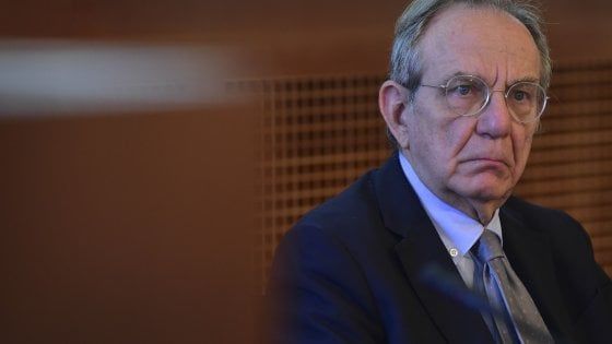 Padoan: "Incertezza politica pesa più di fine Qe, manovra non va sprecata"