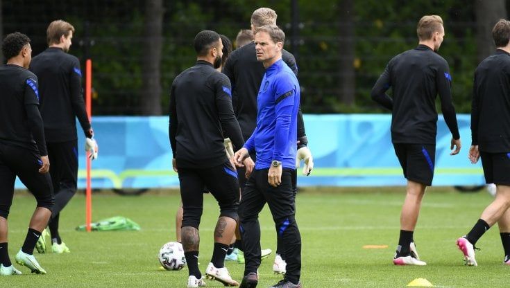 Europei, Olanda: de Boer alle prese con il modulo. Un aereo lo 'consiglia': "Vogliamo il 4-3-3"