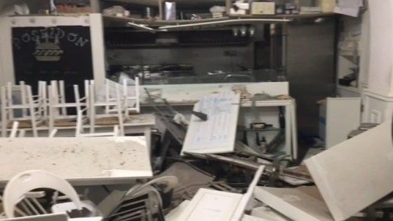 Foggia, bomba davanti a un ristorante nel centro storico: gravissimi danni, lievi ferite per una donna