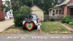 Usa, a 9 anni scrive "Black Lives Matter" sulla strada: la vicina chiama la polizia. La reazione degli agenti sorprende tutti