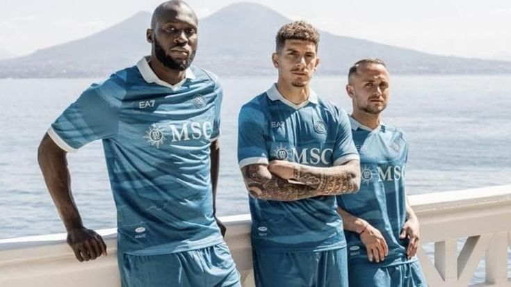Napoli, la nuova maglia dedicata ai 2500 anni della città: è la Partenope jersey