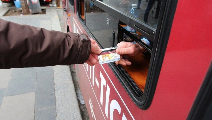 "Bus e tram a 2 euro", l'aumento del biglietto è già un caso politico: utenti in rivolta
