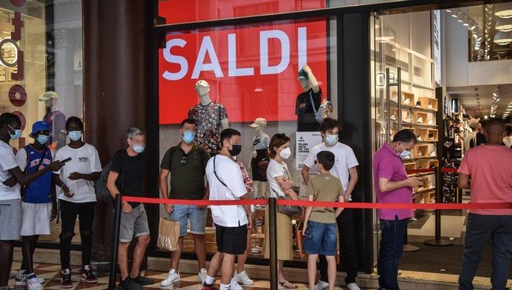 Saldi, in Sicilia si parte dal primo luglio. Ma i consumatori spenderanno meno