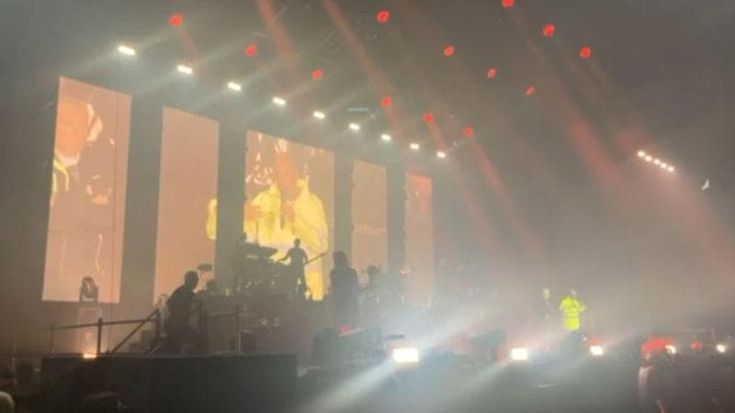 “Noi, chiusi per due ore nel palasport dopo il concerto di Umberto Tozzi. E lui è andato via subito”. Poi il post del cantante: “Grazie dell’affetto e della pazienza, il mio pensiero va alle vittime”