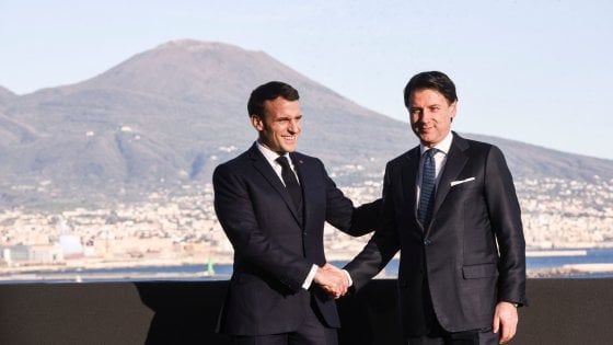 Coronavirus, Macron a Napoli: "Non chiuderemo le frontiere". Conte: "Esempio da Napoli, niente paura"