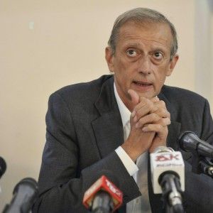 Fassino: "Due miliardi ai sindaci se c'&egrave; rinvio, altrimenti niente stipendi e servizi"