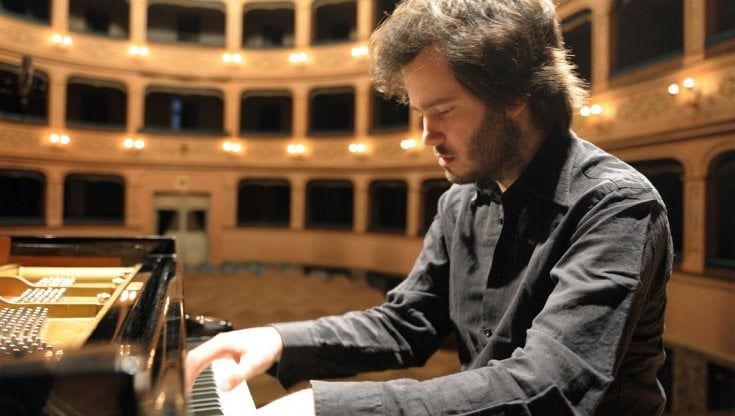 Il pianista Antonii Baryshevskyi a Bologna: "Io, artista ucraino in esilio raccolgo fondi con i concerti e vivo dieci minuti alla volta"