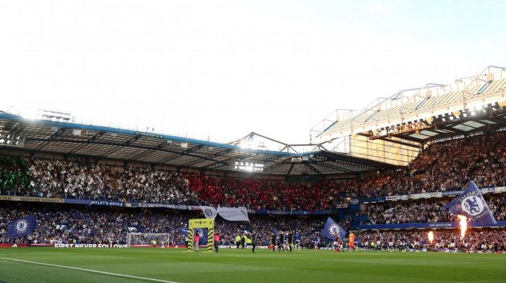 Inghilterra, curva del Chelsea tricolore: il benvenuto a Conte