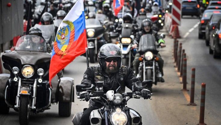 Russia, il viaggio dei motociclisti filo-Putin "Lupi della notte": verso Berlino per festeggiare la vittoria sul nazismo