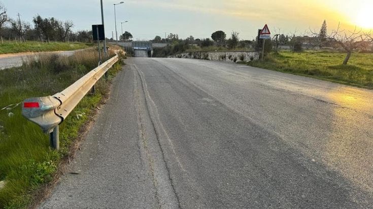 Salento, pioggia di banconote da un camion: gli automobilisti si fermano e raccolgono i soldi