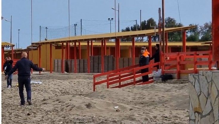 Trovato il cadavere di un uomo su una spiaggia di Brindisi: al setaccio i nomi delle persone scomparse 