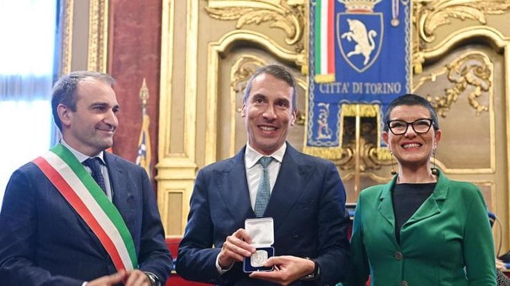 Christian Greco riceve il sigillo civico e l’assessora di FdI “approva” il rinnovo