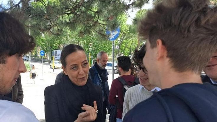 Gli studenti intervistano i candidati sindaci: “Scusi, ma se sarà sindaco metterà lo scudo verde?”