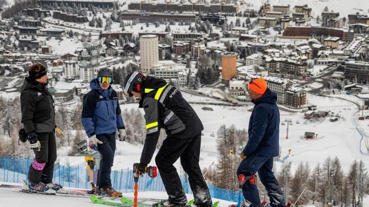 Folla di turisti in aeroporto. E da venerdì a Sestriere c’è la Coppa del Mondo di sci