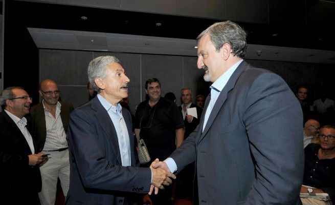 Primarie Pd, le ultime scintille<br/>da Emiliano l'appello per Renzi