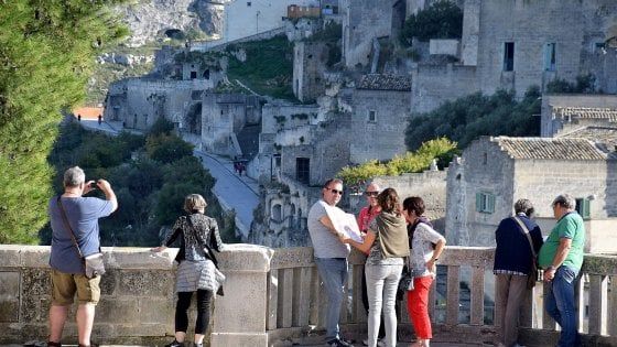 Matera, la bella addormentata: nella Capitale della cultura una biblioteca part time e zero teatri