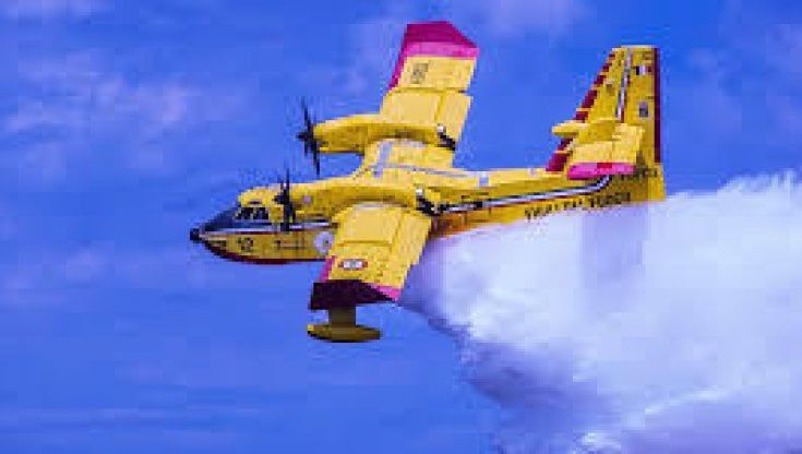 Incendi in Liguria, canadair in azione nell'Imperiese