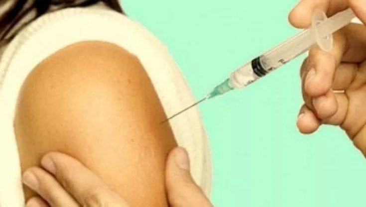 Astrazeneca, ecco la circolare del ministero e il parere del Cts sui sessantenni. Alle Regioni: "Basta open day per i giovani con i vaccini a vettore virale"