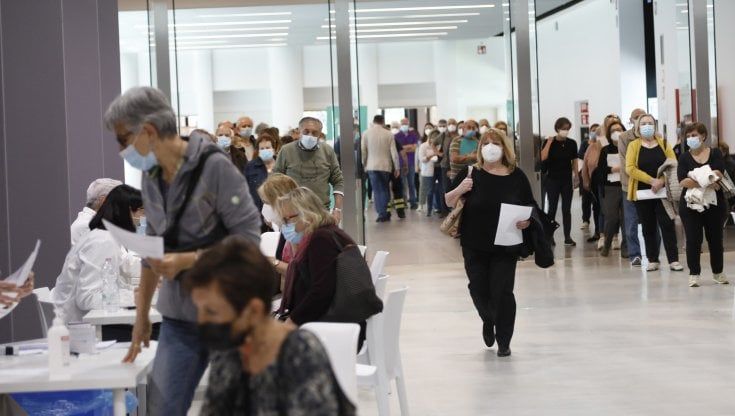 Covid, circolare del ministero: "Unica dose di vaccino entro 12 mesi per i guariti"