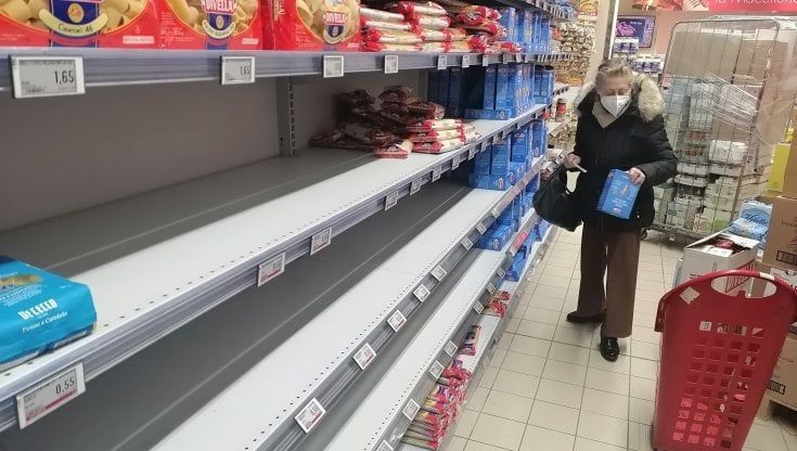 Psicosi da guerra e rincari. A Napoli assalto per pasta, pane, olio: "Acquisti del 30% in più"