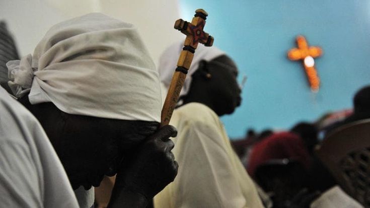 Botte, digiuni e niente maionese: “Andrete all’inferno se non mi ubbidite”