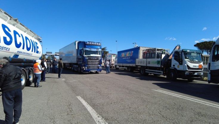 Torremaggiore, autotrasportatore accoltellato da un automobilista durante la protesta: fermato aggressore