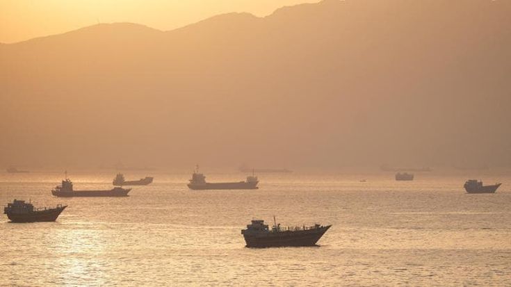A fari spenti nella notte, così le navi a Hormuz aggirano il blocco iraniano