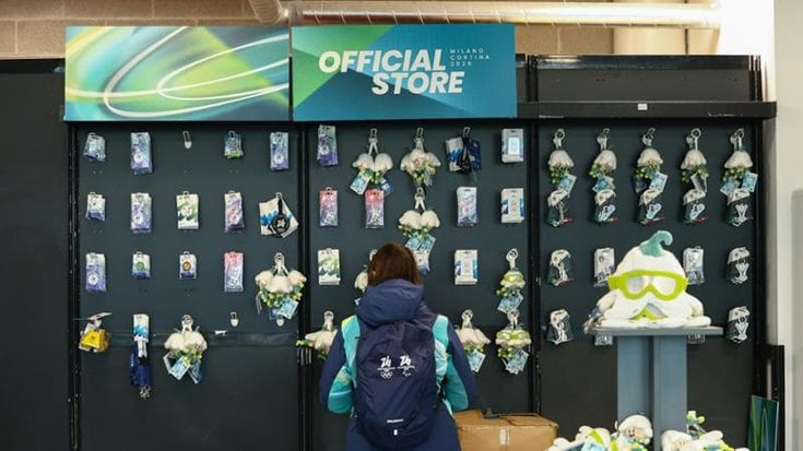 Allontanato dallo store olimpico di Cortina: "Mi scuso, ma dire 'Free Palestine' è un problema?"