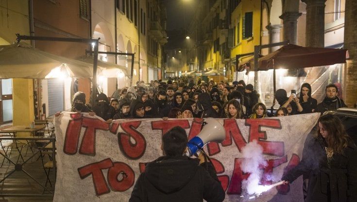 Il Cua torna in corteo: proteste e tafferugli, poi un’aula occupata 