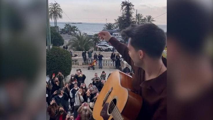 Sanremo 2022, Mahmood e Blanco sorprendono i fan: cantano 'Brividi' dal balcone