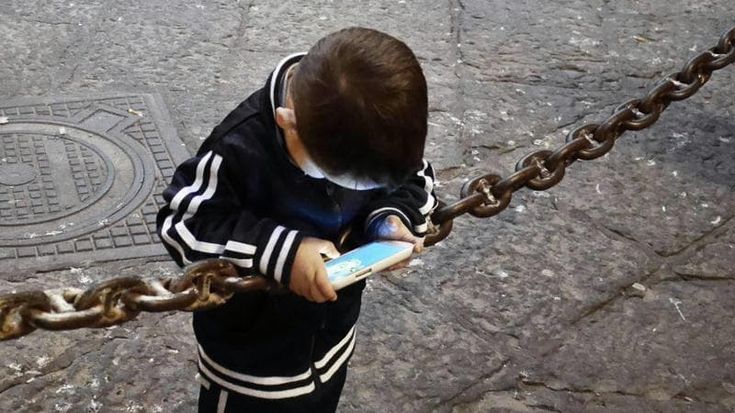 Smartphone ai bimbi, la proposta: nelle confezioni dei device un “bugiardino” per un uso sano