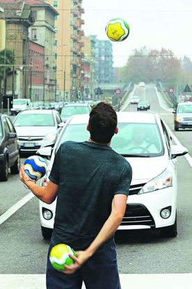 Milano, un palcoscenico all'incrocio: ecco l'identikit dei trenta giocolieri ai semafori