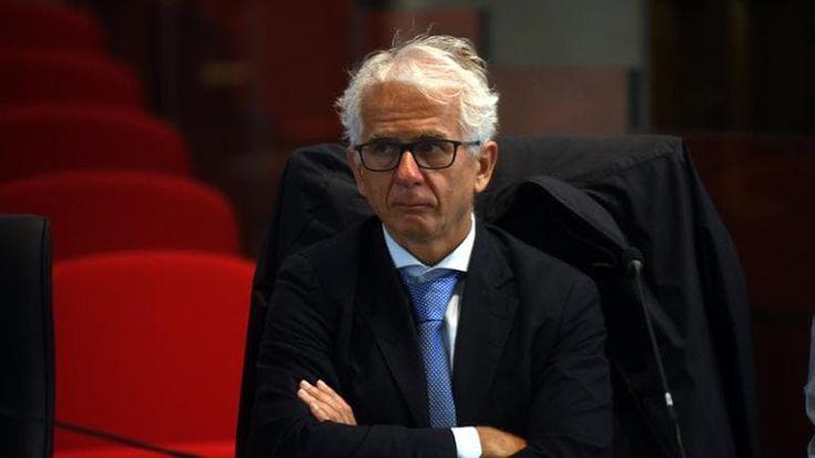 Le porte girevoli di Cosimo Ferri: salvo su Palamara, rimette la toga